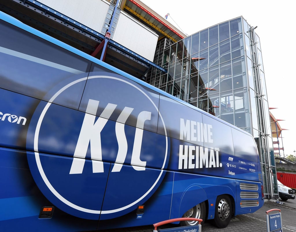 Das Logo des Zweitligisten Karlsruher SC prangt auf dem Mannschaftsbus, der neben dem Wildparkstadion steht.