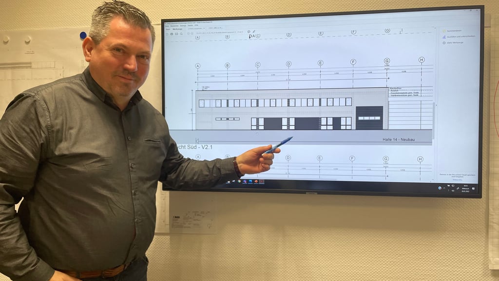 Martin Schockwitz, Technischer Leiter von Burger Küchen, zeigt auf den Plan für die neue Produktionshalle, deren Bau jetzt auf dem Gelände des Unternehmens beginnen wird. Auf diese Weise sollen die Produktionskapazitäten auch entflechtet werden.