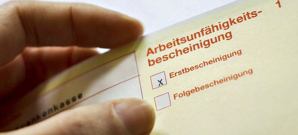 Arbeitnehmer sollen ihre Arbeitsunfähigkeitsbescheinigung nicht mehr beim Arbeitgeber vorzeigen müssen. Stattdessen stellen die Krankenkassen die entsprechenden Arbeitsunfähigkeitsdaten elektronisch zur Verfügung. Die Einführung war zum 1. Januar 2022 geplant und wurde nun auf den 1. Juli 2022 verschoben.