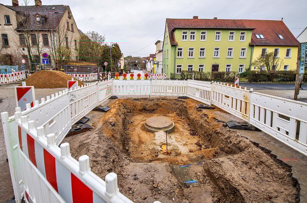 Bis Juli/August sollen die Arbeiten in Ebert- und Schmettaustraße von Bad Kösen abgeschlossen sein. Aktuell wirken Abwasserzweck- sowie Trinkwasserverband im Kreuzungsbereich.