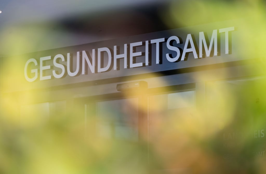 Normalerweise ist das Sachgebiet für den Infektionsschutz mit 17 Stellen besetzt. Nun sind zeitweise bis zu 40 Mitarbeiter - auch aus anderen Fachdiensten - dort beschäftigt.