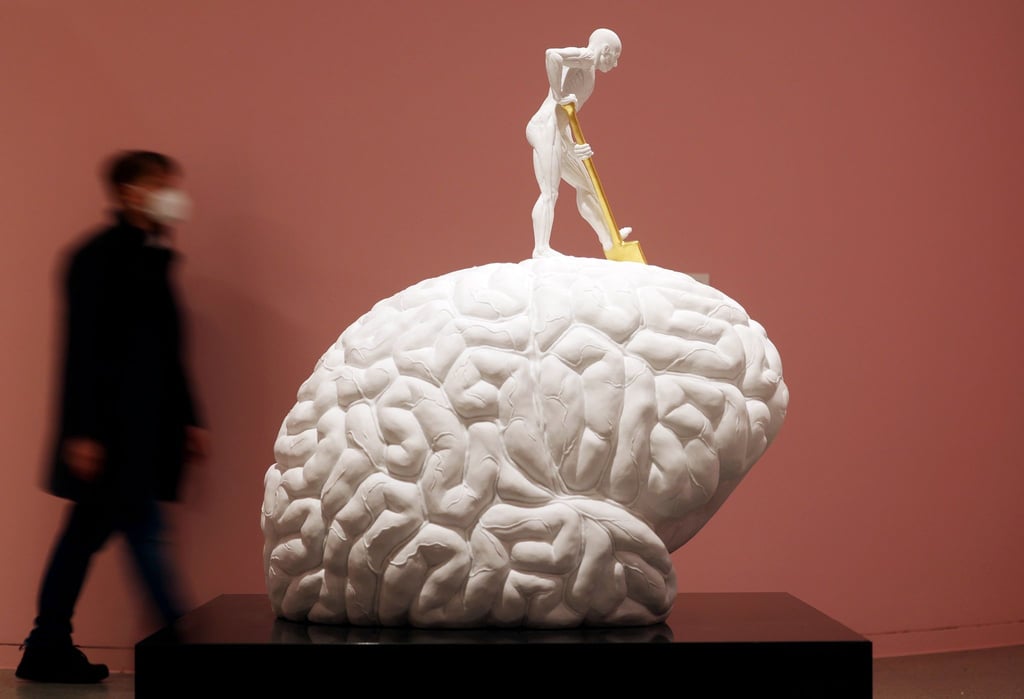 Die Skulptur "Anthropologe of a Planet" von Jan Fabre in der Ausstellung "Das Gehirn. In Kunst & Wissenschaft", die vom 28. Januar bis 26. Juni 2022 in der Bundeskunsthalle zu sehen ist.