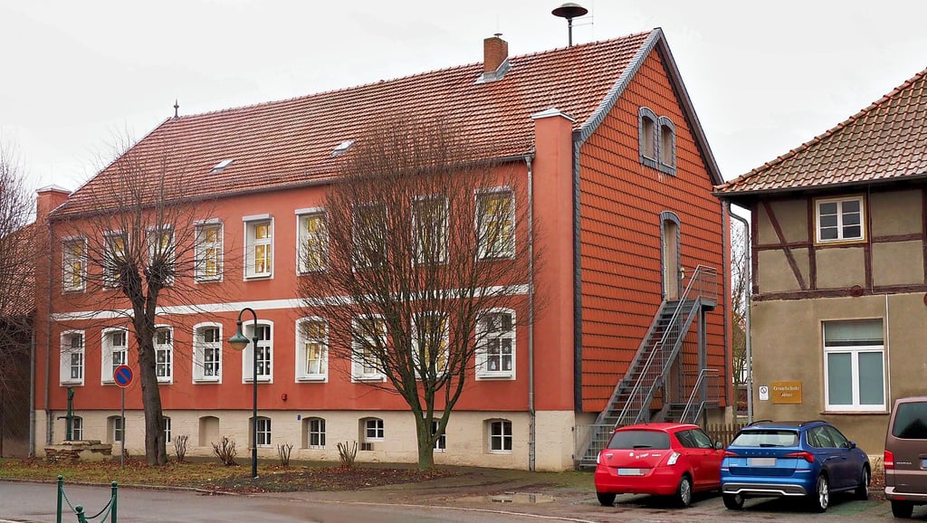 Aus der Zeit um 1930 stammt das Hauptgebäude der Grundschule Bühne. In den letzten Jahren hat die Stadt Osterwieck viel Geld in die Werterhaltung gesteckt.