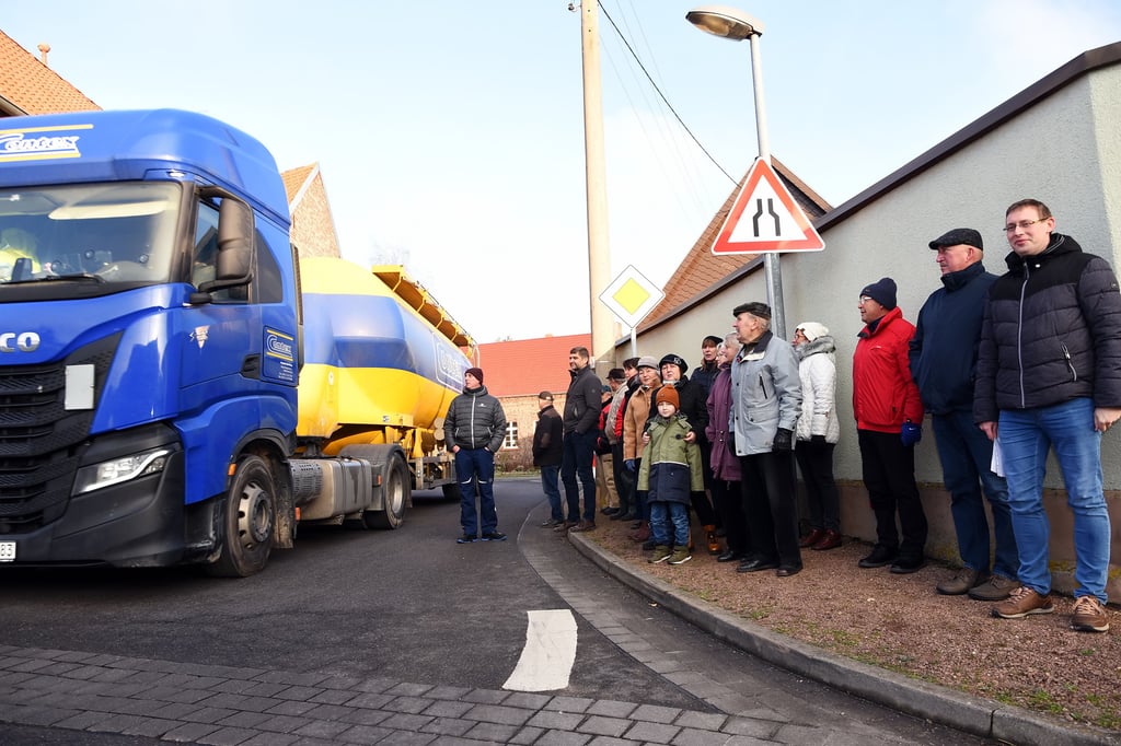 Ein vertrauter Anblick in Ziebigk: Ein Lkw passiert die Engstelle im Dorfkern.