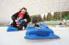 Ein Vater genießt mit seinem Sohn die Eisfläche in der Schierker Feuerstein Arena. In dem kleinen Krapprot hat die Eislauflaison begonnen. Mit Angeboten wie Eislaufschule für Anfänger und Eisdisko ist die Eisbahn ein beliebter Treffpunkt für Gäste und Besucher aus der Harzregion