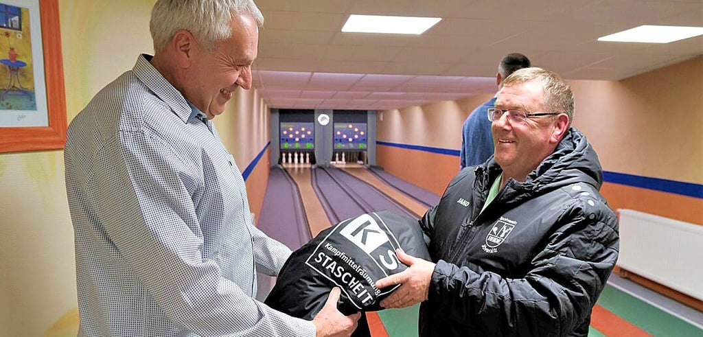 Tischtennis-Abteilungsleiter Jörg Nielsen (rechts) nahm die Winterjacken von Torsten Stascheit, Chef der Firma Stascheit Kampfmittelräumung, dankend entgegen.