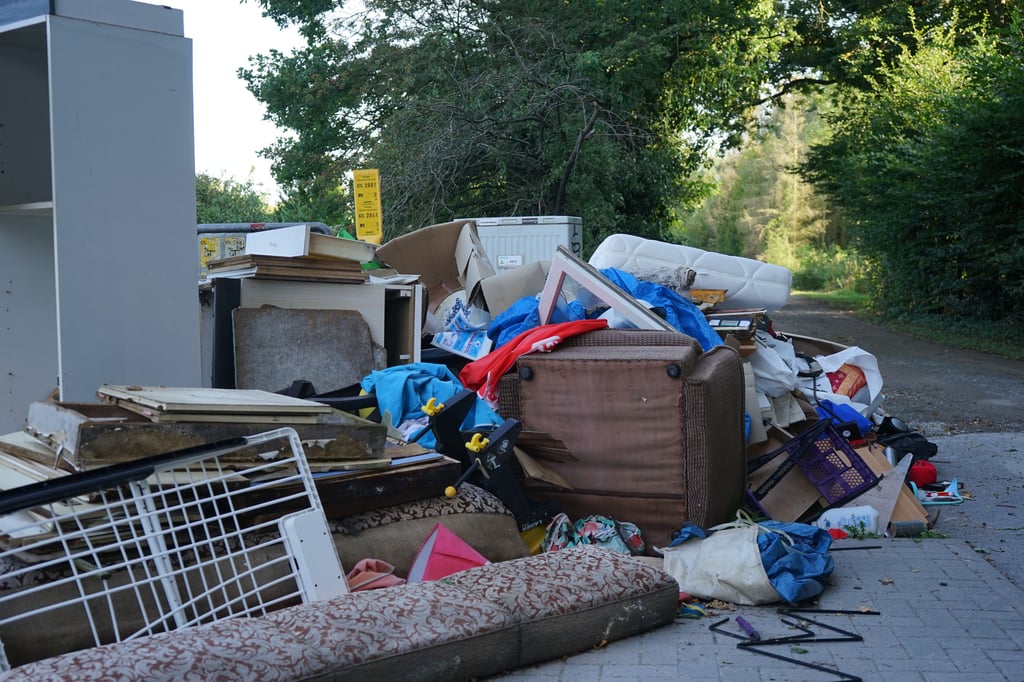 Sperrmüll an der Reimannstraße in Salzwedel. Diese Bilder will Lothar Heiser 2022 möglichst vermeiden.