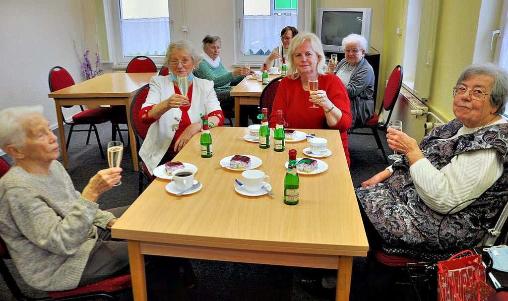 Zum „Geburtstag des Monats“ gab es neben Kuchen und Kaffee in dieser Woche auch ein Gläschen Sekt in der Begegnungsstätte der Volkssolidarität in Havelberg. Und Gespräche über die Handyschulungen.