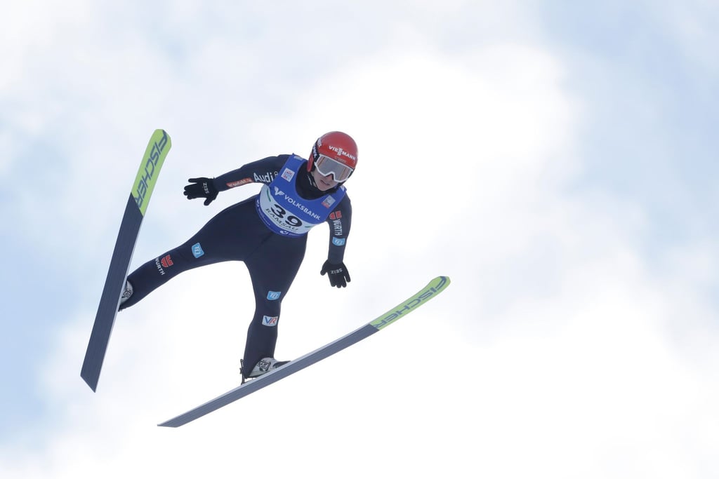 Skispringerin Katharina Althaus wünscht sich eine zügige Einführung einer Vierschanzentournee für Frauen.