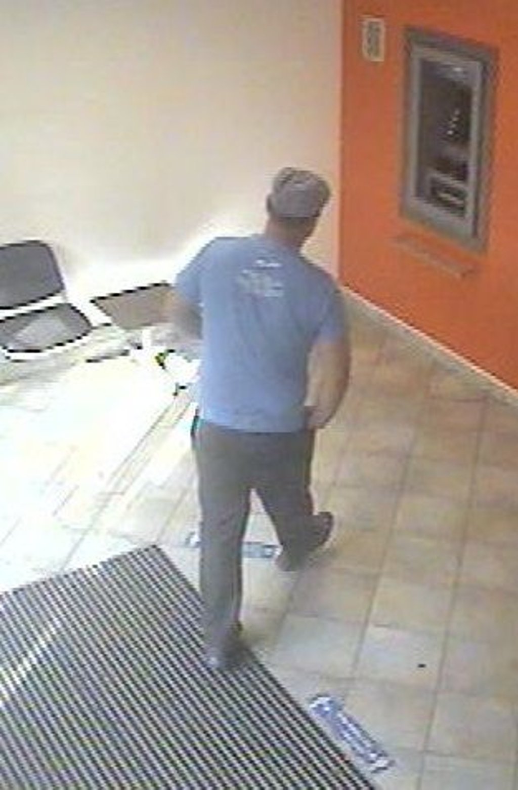 Wer erkennt diesen Mann? Er soll am 15. September mit einer gestohlenen EC-Karte in Ballenstedt im Harz mehrere hundert Euro abgehoben haben.