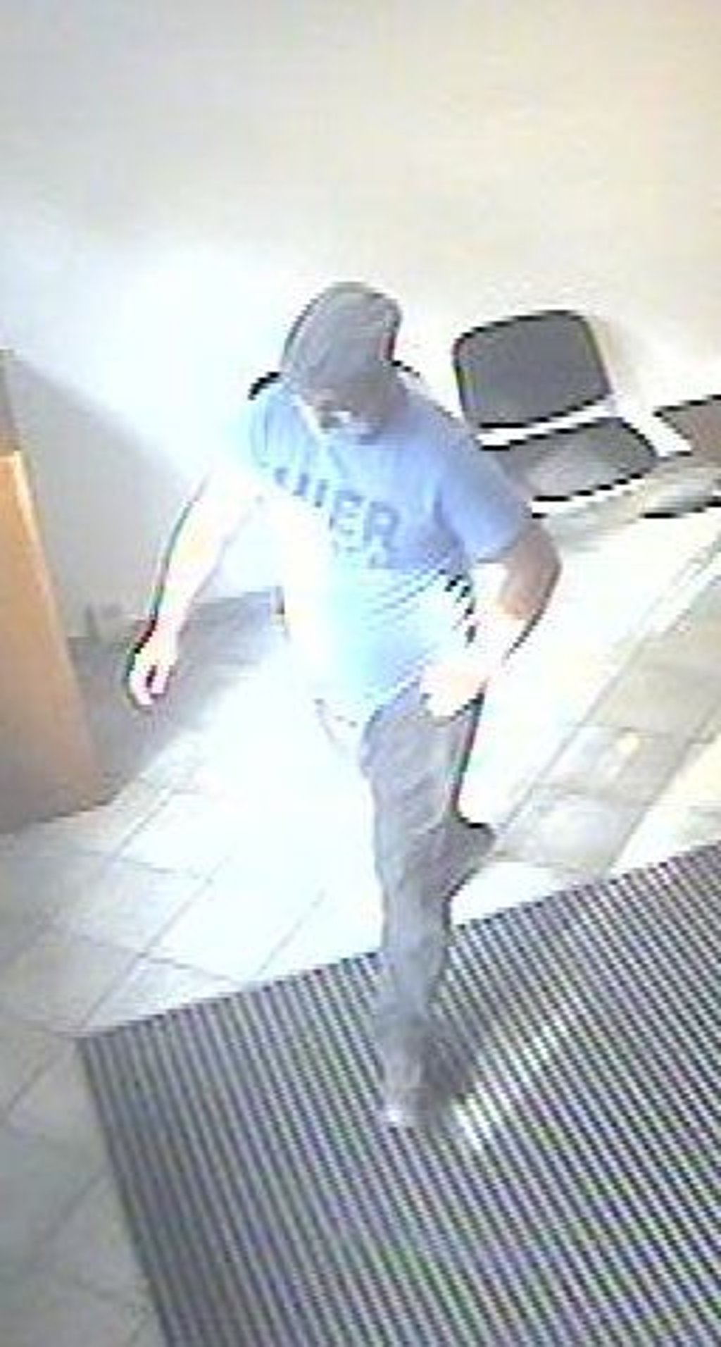 Wer erkennt diesen Mann? Er soll am 15. September mit einer gestohlenen EC-Karte in Ballenstedt im Harz mehrere hundert Euro abgehoben haben.