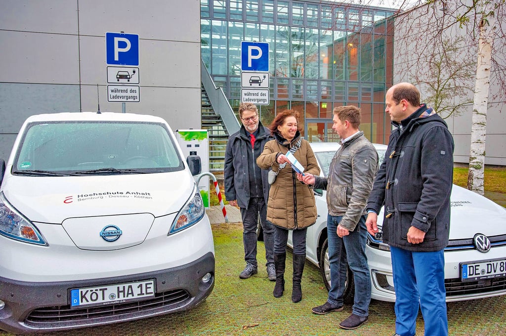 Übergabe einer E-Ladestation auf dem Campus der Hochschule Anhalt durch die DVV Stadtwerke. Im Bild: Standortsprecher Prof. Lothar Koppens, Verwaltungsleiterin Sabine Thalmann, Mitarbeiter Nico Steinborn und Stadtwerke-Geschäftsführer Dino Höll (v.l.n.r.).