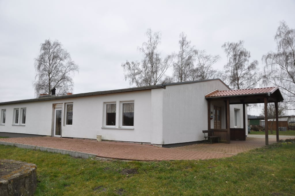 Von außen nicht sofort erkennbar, doch in dem Dorfgemeinschaftshaus in Döhren droht die Decke einzustürzen. Auch der Fußboden gibt an diversen Stellen nach.