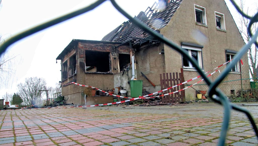 Die Polizei hat gestern die Ermittlungen zur Brandursache aufgenommen. Vor dem Betreten der Beamten soll das durch das Feuer stark zerstörte Gebäude allerdings noch weiter gesichert werden.