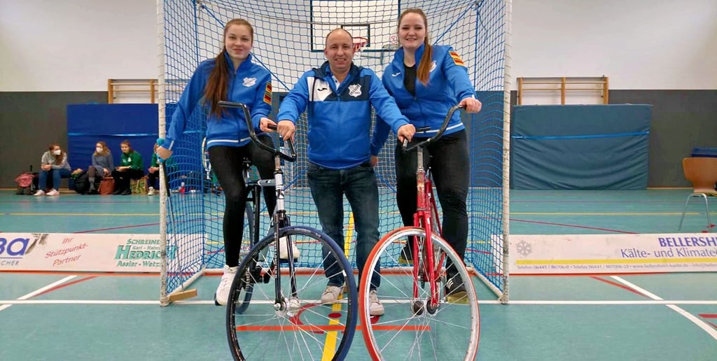 Lea Lubisch, Trainer Nicky Rogge, Alina Wittig (v.l.) waren zum Saisonstart in der 2. Bundesliga obenauf.