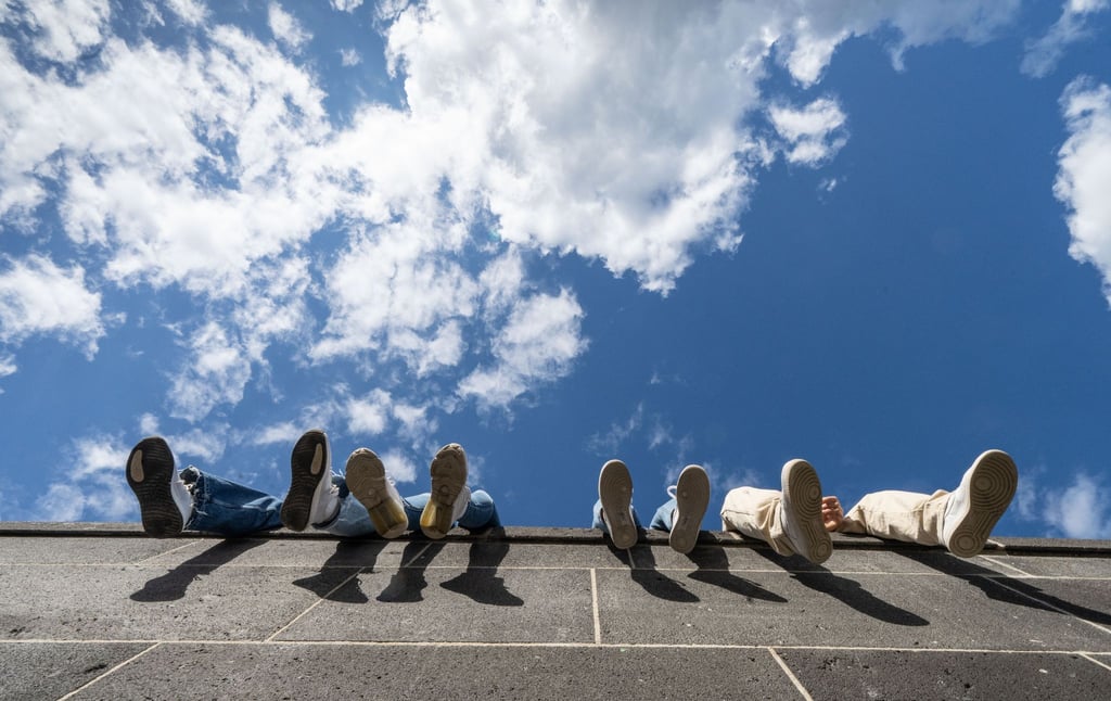 Sonnige Aussicht für die berufliche Zukunft nach dem Abi: Jugendliche aus nichtakademischen Familien können über ein Förderprogramm Unterstützung bekommen.