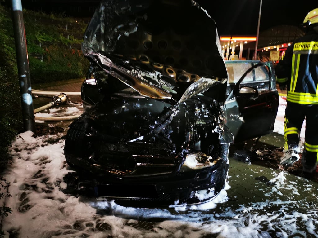 Weil ein Auto auf der A2 auf einem Parkplatz gebrannt hat, musste die Feuerwehr ausrücken. Vermutlich fing das Auto aufgrund eines technischen Defekts Feuer. Der 19-jährige Fahrer und sein Beifahrer wurden nicht verletzt.