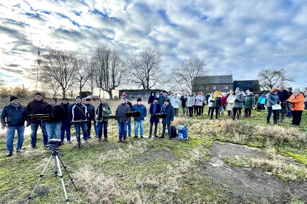 An beiden Ufern der Elbe kamen Sangesfreunde zum ersten "Über-die-Elbe-Singen" zum Dreikönigstag dieses Jahr zusammen. 2023 soll es eine zweite Auflage geben.