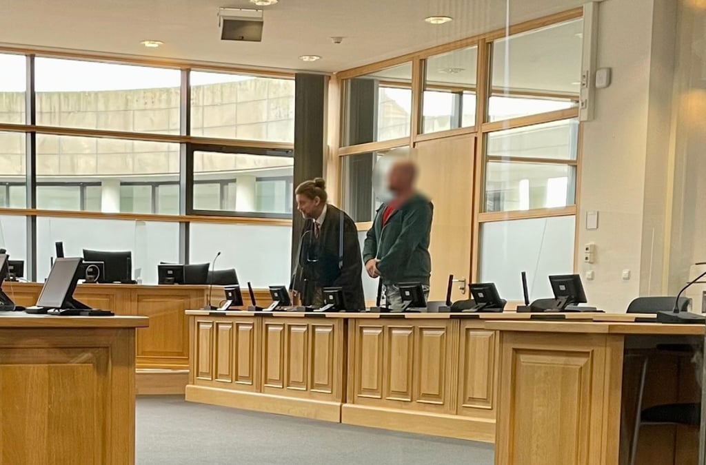 Der Angeklagte Christian N. neben seinem Vertedidiger Enrico Besecke warten auf den Urtsteilsspruch des Richters am Landgericht Magdeburg.