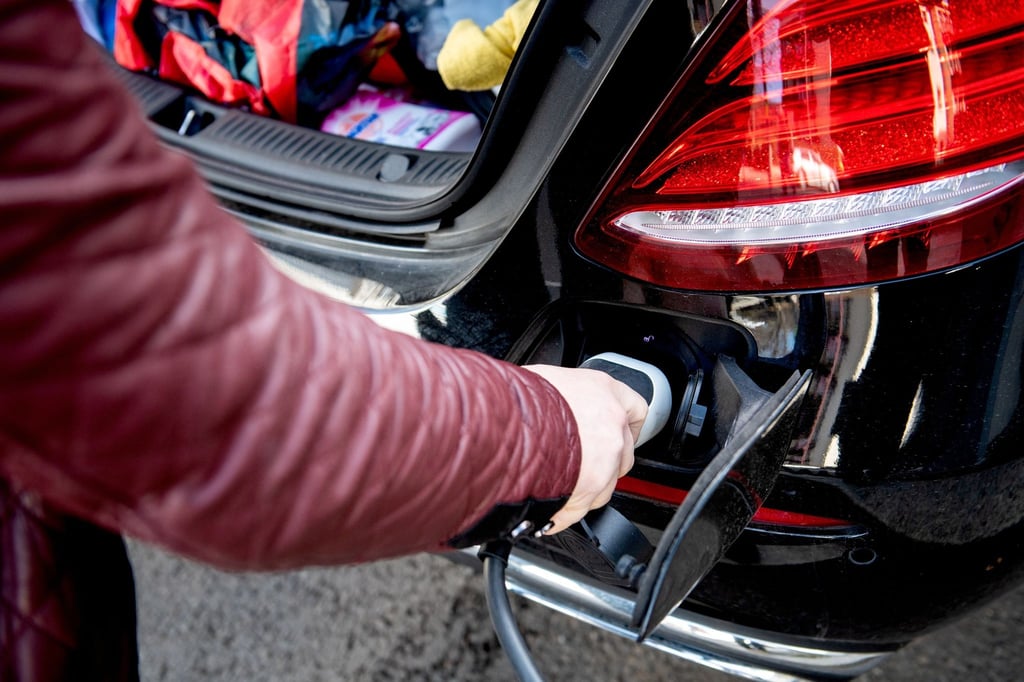 Einkaufskorb und E-Auto gleichzeitig füllen? An manchen Supermärkten ist das möglich - zuweilen sogar kostenlos.