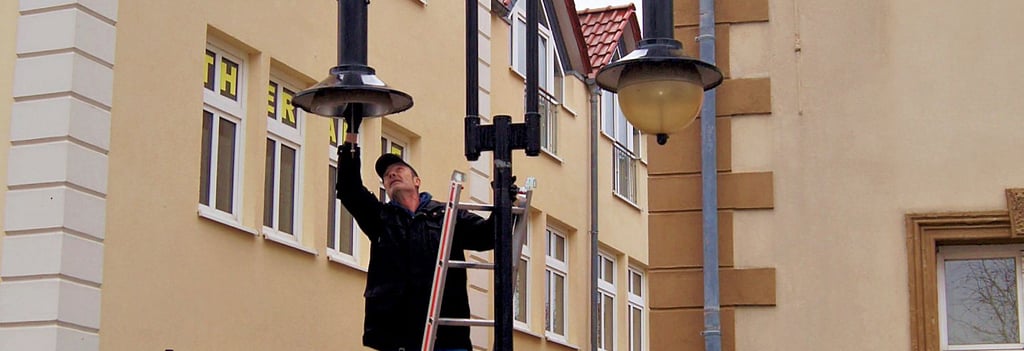 Gerd Augsberg repariert die Lampen in Wolmirstedt und hat damit ziemlich viel zu tun. Nicht immer lässt sich der Fehler leicht finden.