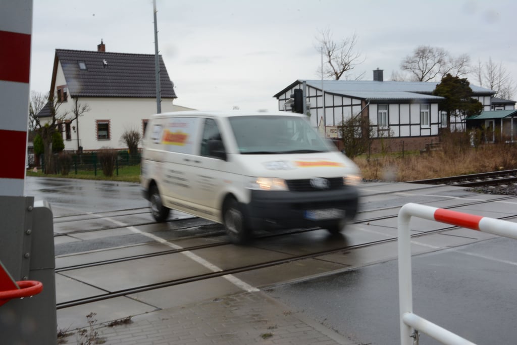 Beim Überfahren des Bahnübergangs berichten Anwohner von Lärm und kleinen Erschütterungen.
