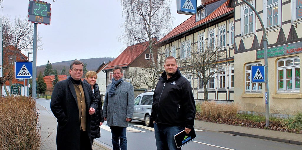 Der Landtagsabgeordnete Alexander Räuscher, Schulleiterin Undine Schaper, Bürgermeister Denis Loeffke und Denny Behrendt (von links) von der Harzer Blitzergruppe führen die neue Tempotafel an der Faktoreistraße in Ilsenburg vor.