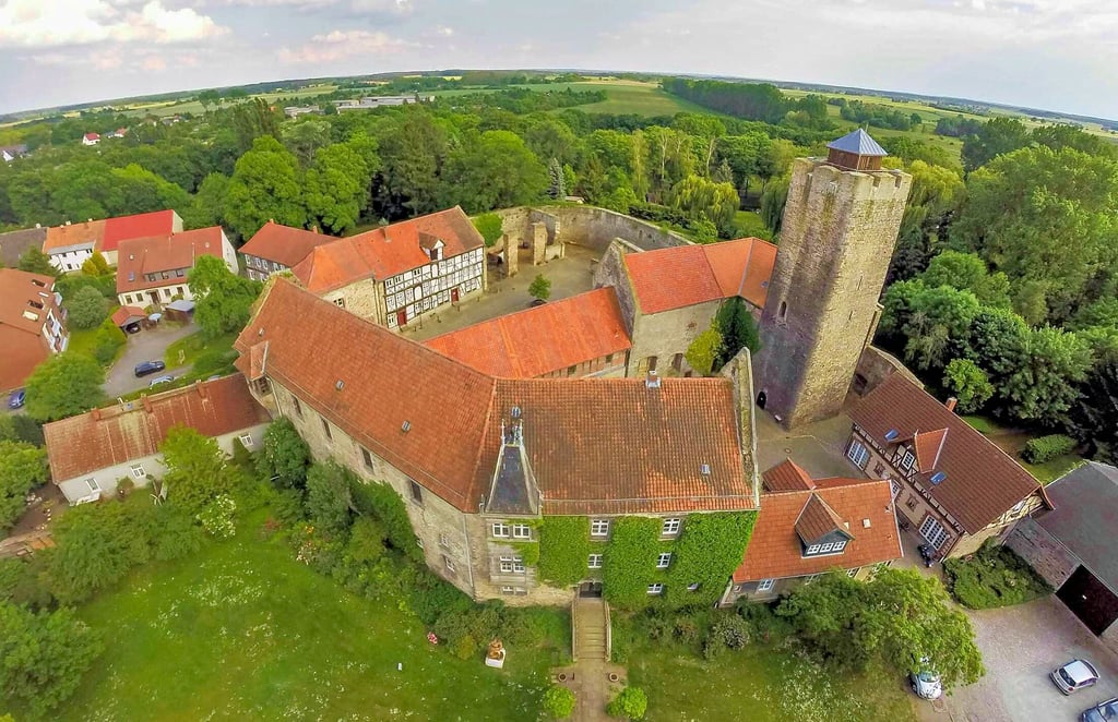 Dieses Luftbild wurde 2014 augenommen und zeigt die Burg aus der Vogelperspektive. Sie gehört zu den ältesten noch erhaltenen Sumpfburgen in Europa.