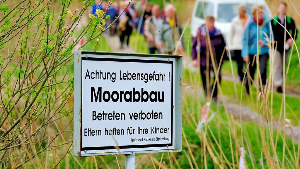 Ein Schild im Helsunger Bruch weist auf den Moorabbau für die Teufelsbad-Fachklinik Blankenburg hin. Ein regelrechten Run erlebte das einzigartige Areal im Mai 2017, als sich Hunderte Naturfreunde auf Einladung der Harzer Wandernadel und der Reha-Klinik zu einer Moorwanderung aufmachten.