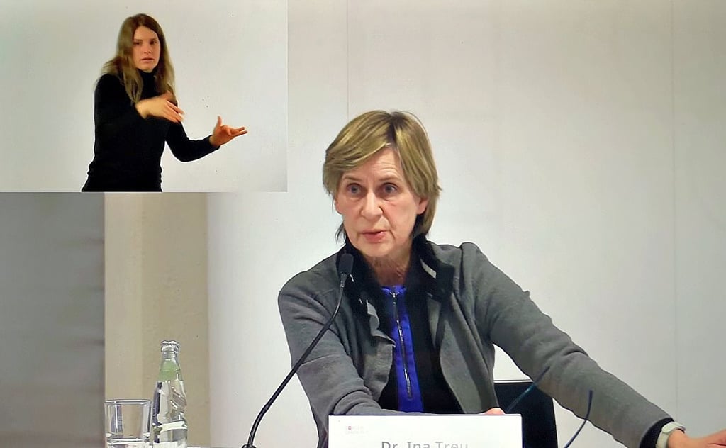 Die Leiterin des Gesundheitsamtes des Burgenlandkreises, Dr. Ina Treu, antwortet auf Youtube auf Fragen zum Thema Corona. Eine Gebärdendolmetscherin übersetzt für Hörgeschädigte die Antworten.