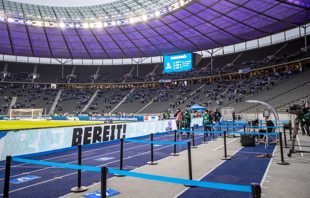 Vereinzelt stehen Fans auf den Tribünen im Berliner Olympiastadion. Zuletzt waren gegen den FC Bayern München 3000 Zuschauer zugelassen.