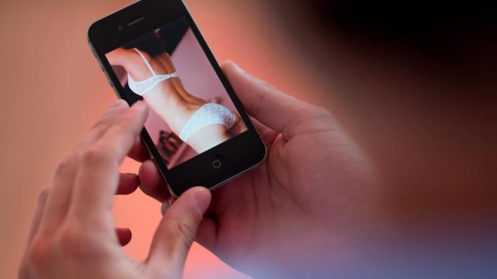 Die Techniker Krankenkasse veröffentlichte ein Video zur Hodenkrebs-Früherkennung, dargestellt wie ein Porno. Die TK wird nun Sexismus vorgeworfen.
