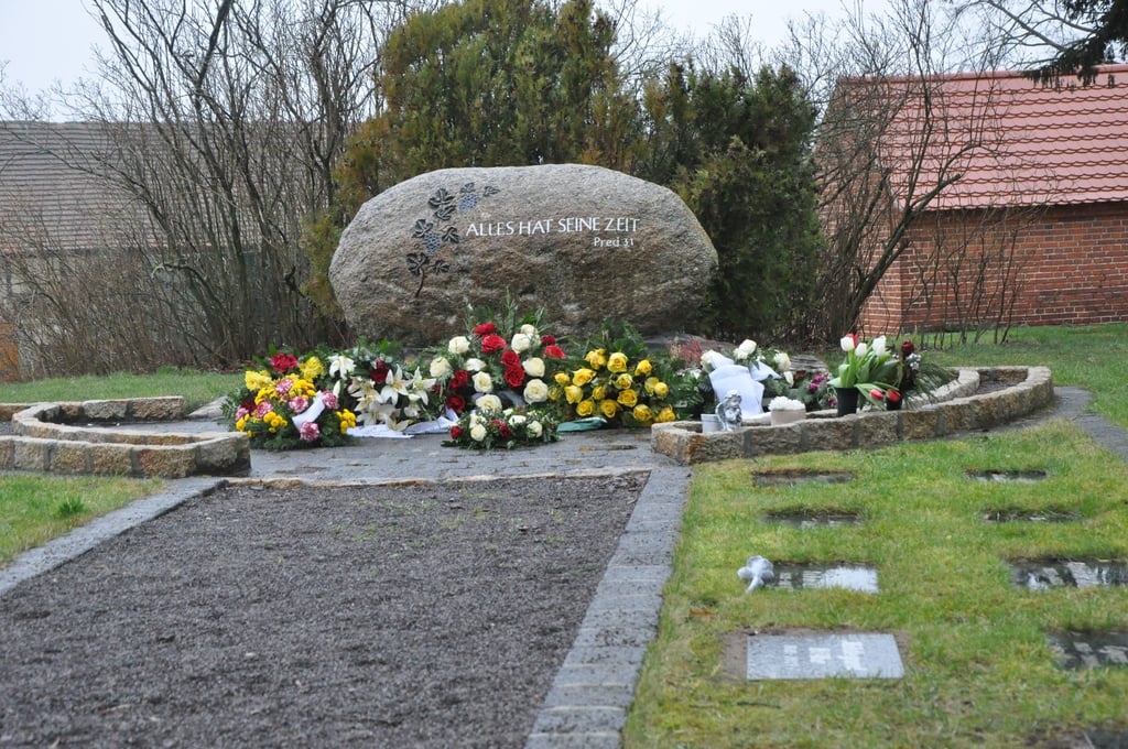 Auch in Ihleburg gibt es ein schön gepflegtes Gemeinschaftsfeld. Jeder Verstorbene ist an der Namenstafel zu erkennen, auch wenn er keine individuelle Grabstelle hat.