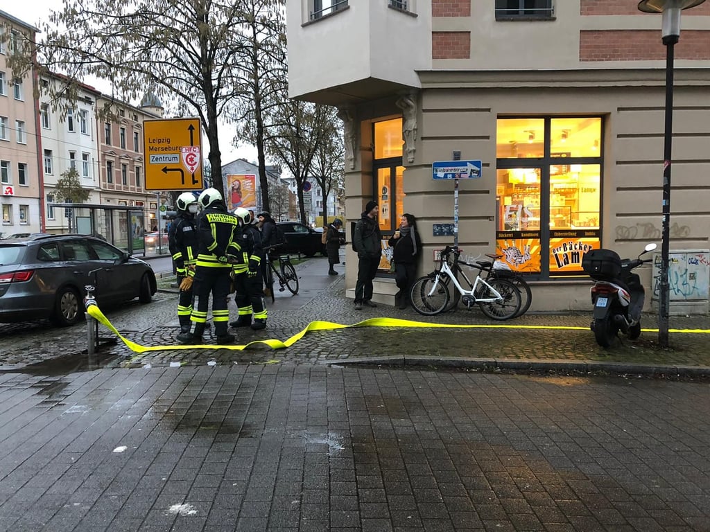 Feuerwehrleute besprechen sich an der Ecke Böckstraße/Reilstraße.