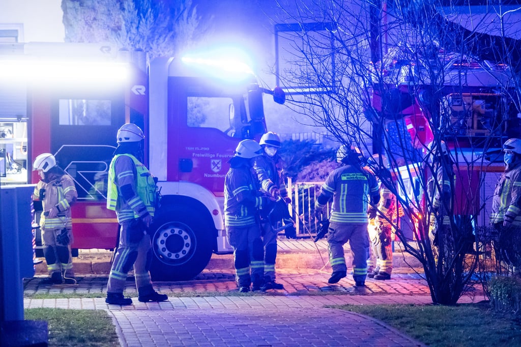 In einem Haus in der Naumburger Eckardtstraße war es zuvor zu einem Brand in einer Erdgeschoss-Wohnung gekommen. Eine Frau hatte vor dem Verlassen des Hauses vergessen, den Herd auszuschalten.