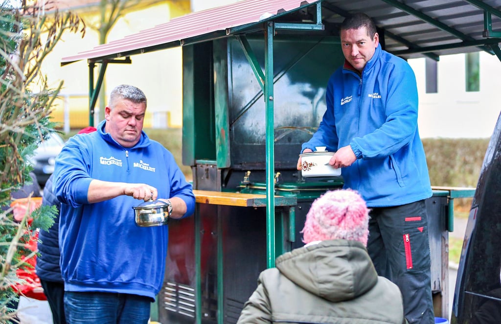Jan Mickeleit (l.) und sein Mitarbeiter André Schicht werden mit ihrer Gulaschkanone schon in Bad Dürrenberg erwartet.