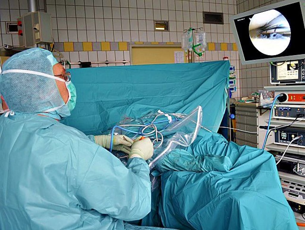Chefarzt Holger Welsch während einer Arthroskopie