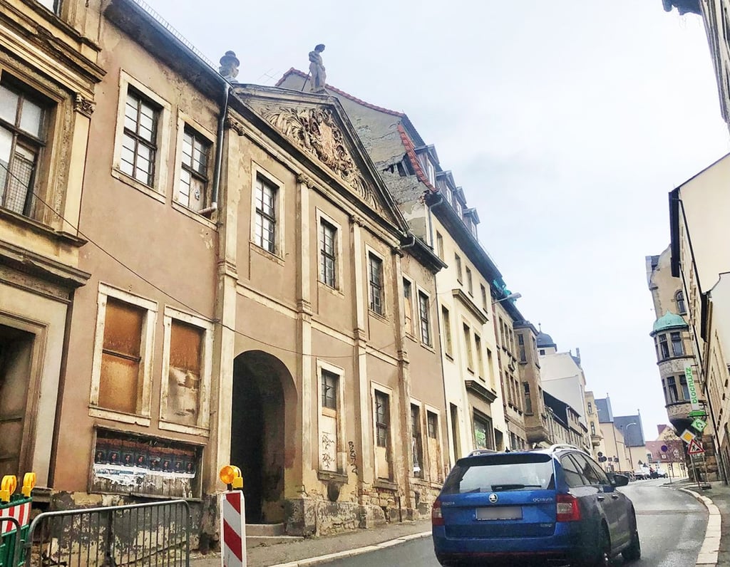 Eine bewegte Geschichte hat die Rahnestraße 11 mit dem Herkules auf dem Dach, der trotz des zunehmenden Verfalls des Gebäudes noch immer standfest sein soll. Auch hier versucht die Stadt, etwas zu tun.