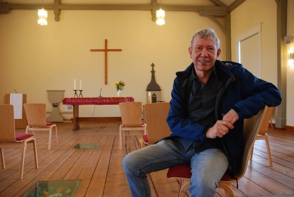 Pfarrer Matthias Simon von der evangelischen Kirchengemeinde St. Marien in Haldensleben bereitet ein stilles Gedenken an Corona-Opfer vor, das allen Menschen - ob kirchlich oder nicht - offenstehen soll.