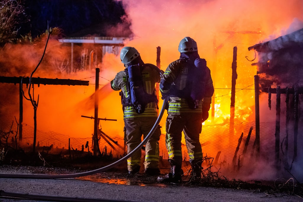 Zu einem Laubenbrand rückte die Feuerwehr zur Gartensparte an der Bahnstrecke nahe der Roßbacher Straße aus.