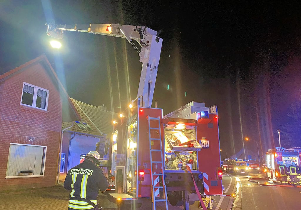 Vom Hubsteiger der Feuerwehr Zahna aus wurde die Einsatzstelle des Brandes in Mühlanger großflächig ausgeleuchtet.