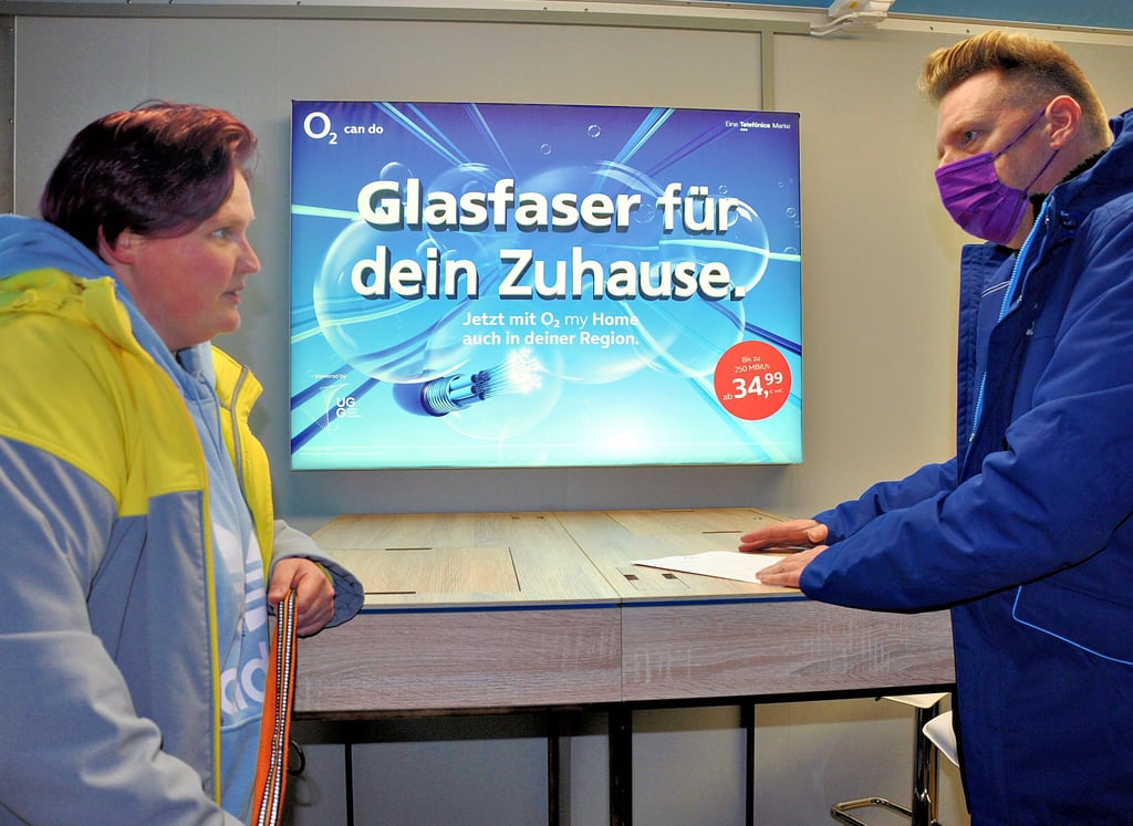 Alexandra Hasenheyer aus Hecklingen nutzte das Infomobil in der vergangenen Woche, um sich von Bernd Lindel über die künftigen Glasfasertarife beraten zu lassen.