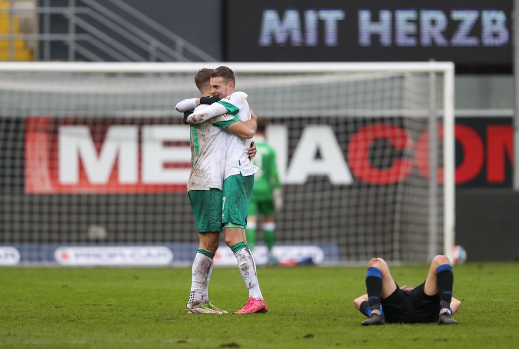 Marvin Ducksch (M) und Niclas Füllkrug (l) feiern das Ende eines wilden Spiels und den Sieg über Paderborn.