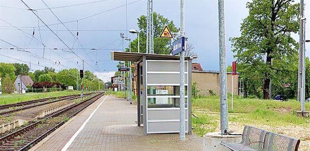 Der Bahnhof in Holzdorf ist quasi nur noch eine Schutzhütte. Das Gebäude war baufällig und wurde schon vor einigen Jahren abgerissen.