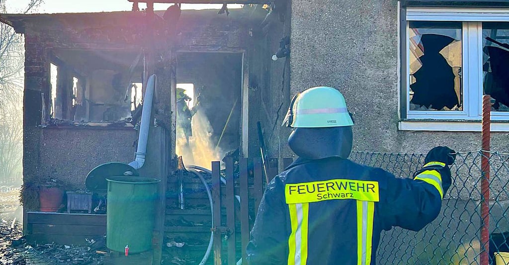 Die Löscharbeiten beim Brand eines Einfamilienhauses in Schwarz beschäftigte die Feuerwehr rund sechs Stunden.