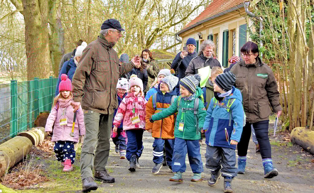 Voller Tatendrang starten die „Spetzenpieper“ der Wegenstedter Kita zu ihrer Mission. Mit den Erwachsenen wollen die Mädchen und Jungen Nistkästen an die Bäume hängen. Die geschlüpften Vögel sollen später die Raupen der Eichenprozessionsspinner fressen.