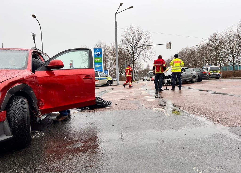 Beide Fahrzeuge waren nach dem Unfall nicht mehr fahrbereit.