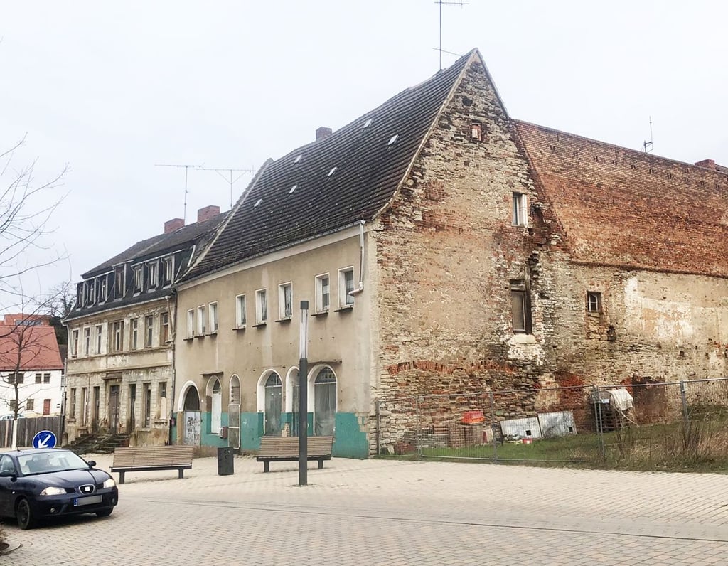 Der Rest der Häuserzeile auf der Ostseite des Brühls steht ebenfalls seit Jahren leer. So lange wurde auch vom privateb Besitzer nichts zum Erhalt getan. Viele Zeitzer fürchten, dass es auch hier zum Abriss kommt.