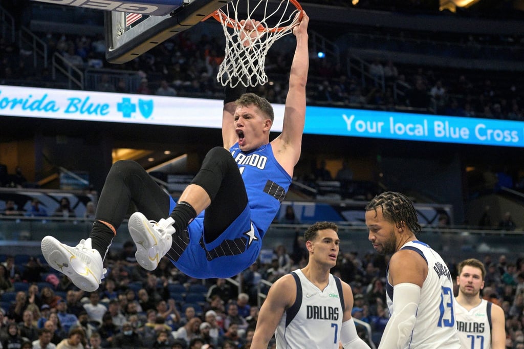 Moritz Wagner (l) von Orlando Magic hängt nach einem Dunking am Korb.