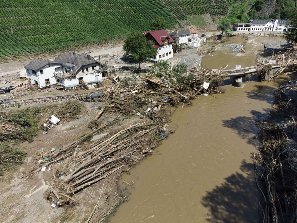 Entwurzelte Bäume liegen nach dem Unwetter neben komplett zerstörten Häusern am Ufer der Ahr in Marienthal.